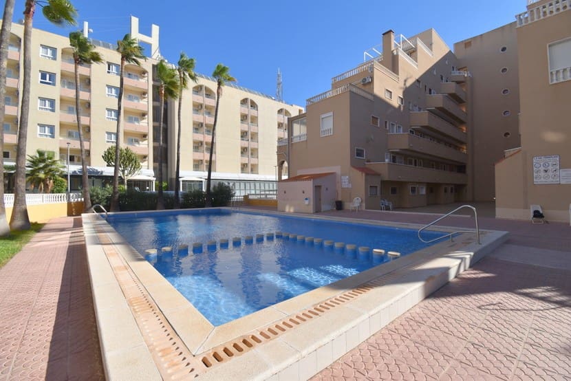 3 slaapkamer Penthouse te koop in Punta Prima met zwembad - € 269.000 (Ref: 9304962)