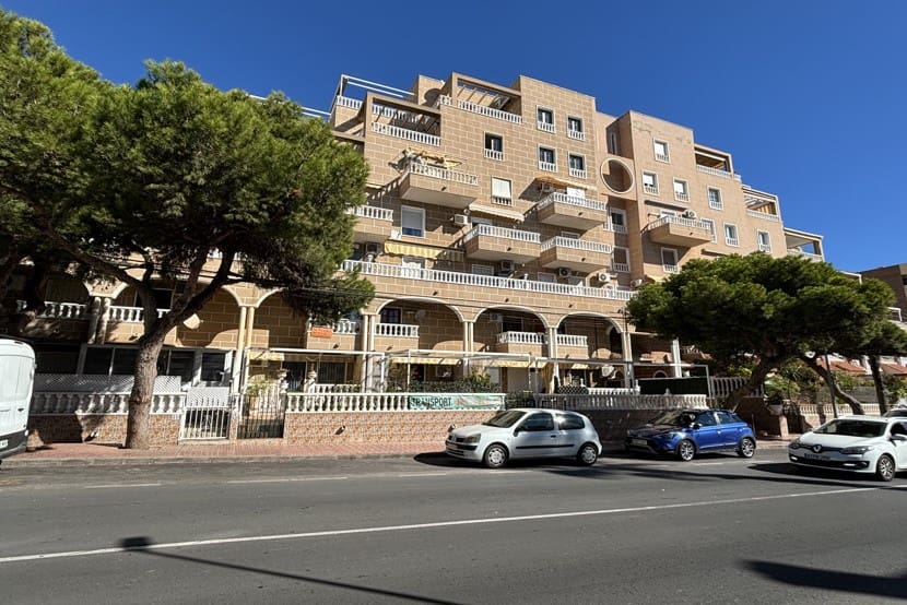 3 slaapkamer Penthouse te koop in Punta Prima met zwembad - € 269.000 (Ref: 9304962)