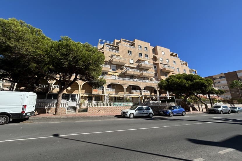 3 slaapkamer Penthouse te koop in Punta Prima met zwembad - € 269.000 (Ref: 9304962)