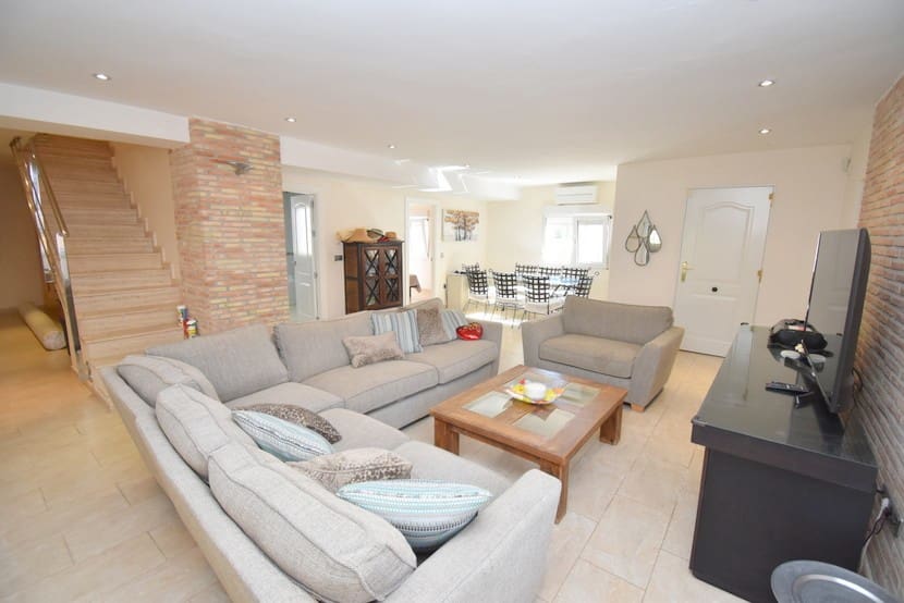 6 slaapkamer Villa te koop in La Zenia met zwembad - € 1.300.000 (Ref: 9317312)