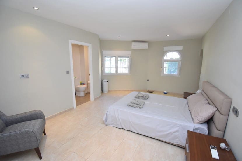 6 slaapkamer Villa te koop in La Zenia met zwembad - € 1.300.000 (Ref: 9317312)