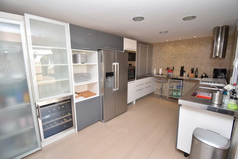 6 slaapkamer Villa te koop in La Zenia met zwembad - € 1.300.000 (Ref: 9317312)