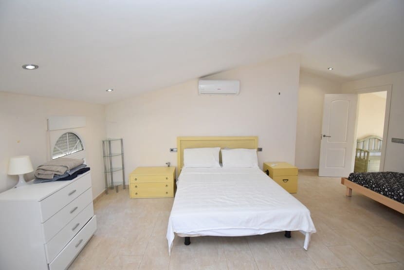 6 slaapkamer Villa te koop in La Zenia met zwembad - € 1.300.000 (Ref: 9317312)