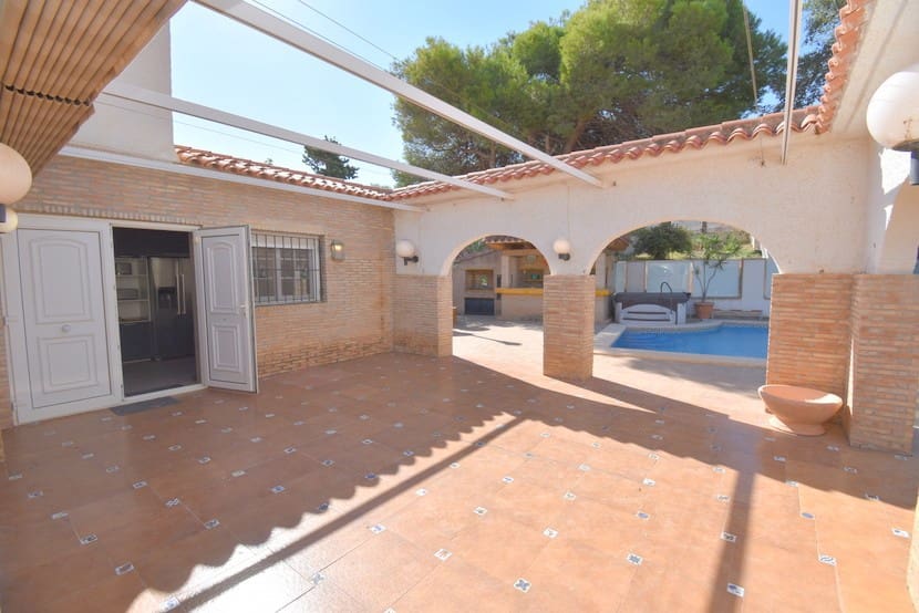 6 slaapkamer Villa te koop in La Zenia met zwembad - € 1.300.000 (Ref: 9317312)