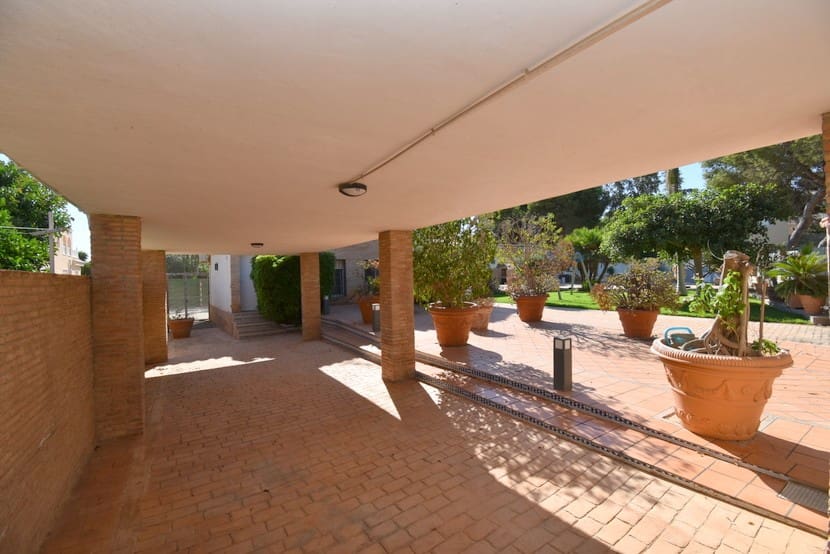 6 slaapkamer Villa te koop in La Zenia met zwembad - € 1.300.000 (Ref: 9317312)