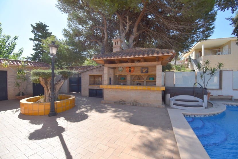 6 slaapkamer Villa te koop in La Zenia met zwembad - € 1.300.000 (Ref: 9317312)