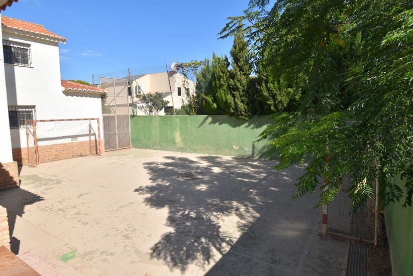 6 slaapkamer Villa te koop in La Zenia met zwembad - € 1.300.000 (Ref: 9317312)