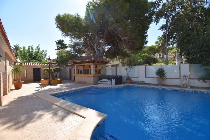 6 slaapkamer Villa te koop in La Zenia met zwembad - € 1.300.000 (Ref: 9317312)