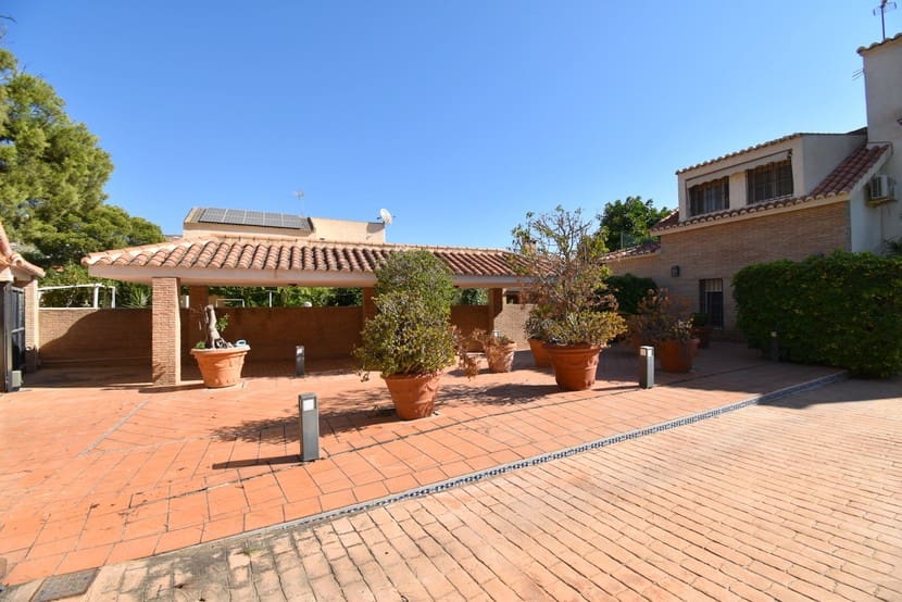 6 slaapkamer Villa te koop in La Zenia met zwembad - € 1.300.000 (Ref: 9317312)