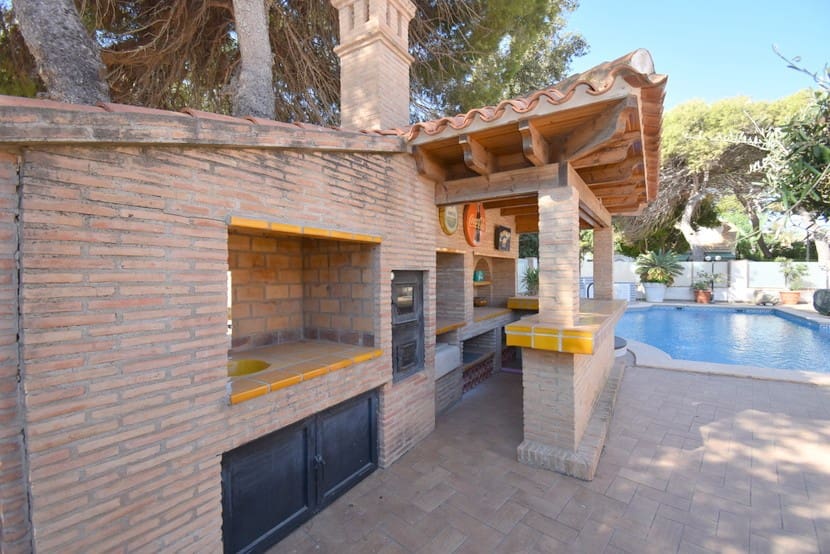 6 slaapkamer Villa te koop in La Zenia met zwembad - € 1.300.000 (Ref: 9317312)