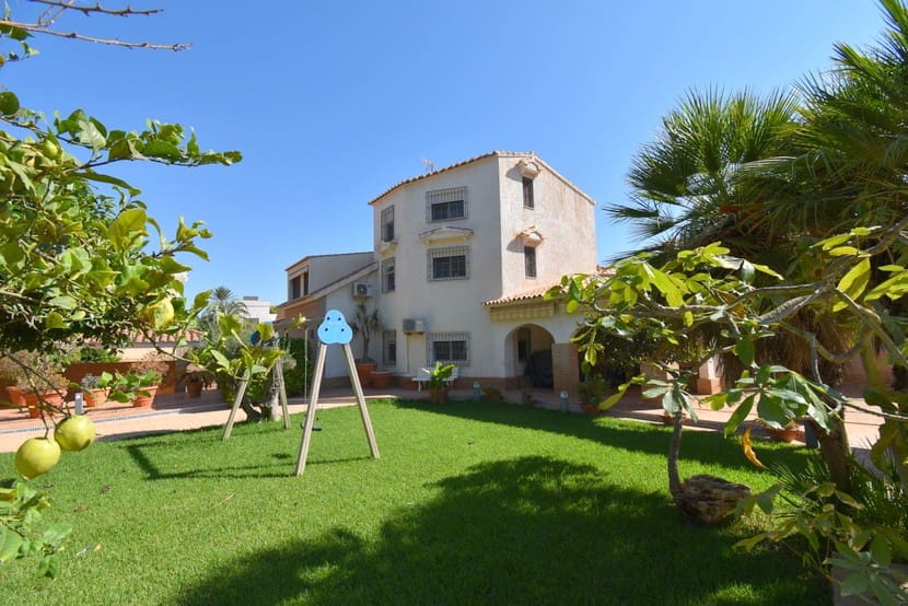 6 slaapkamer Villa te koop in La Zenia met zwembad - € 1.300.000 (Ref: 9317312)