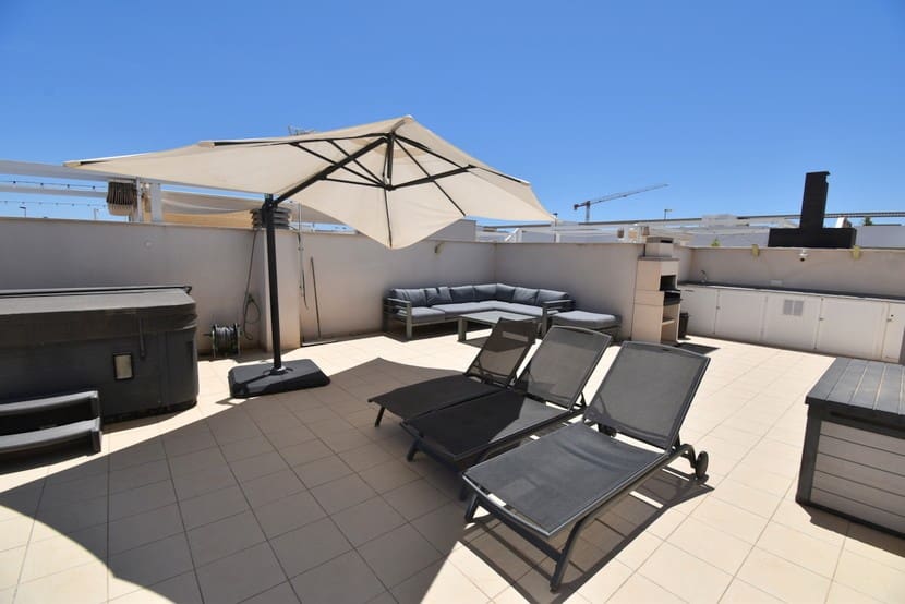 3 makuuhuone Omakotitalo myytävänä paikassa San Pedro del Pinatar mukana uima-altaan - 309 999 € (Ref: 9317322)