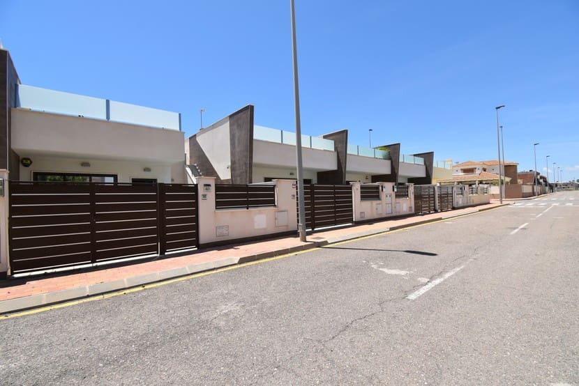 3 makuuhuone Omakotitalo myytävänä paikassa San Pedro del Pinatar mukana uima-altaan - 309 999 € (Ref: 9317322)