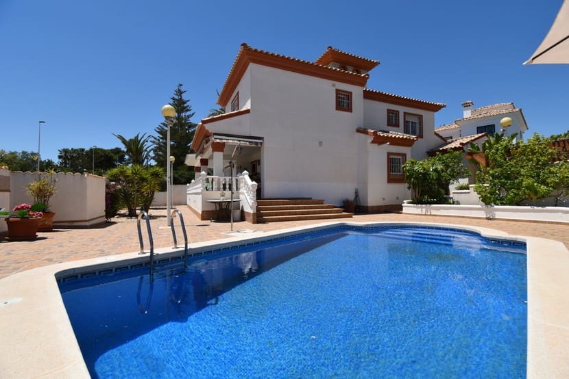 4 slaapkamer Villa te koop in Campoamor met zwembad - € 860.000 (Ref: 9317327)