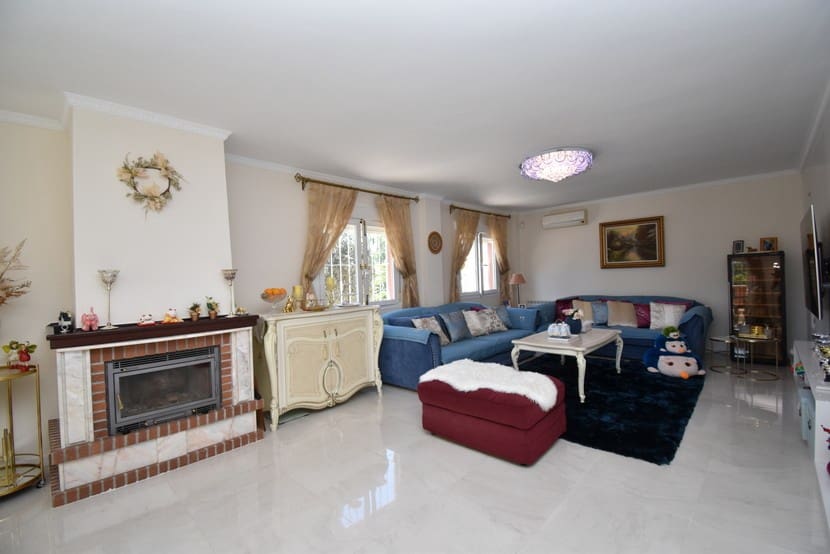 4 slaapkamer Villa te koop in Campoamor met zwembad - € 860.000 (Ref: 9317327)