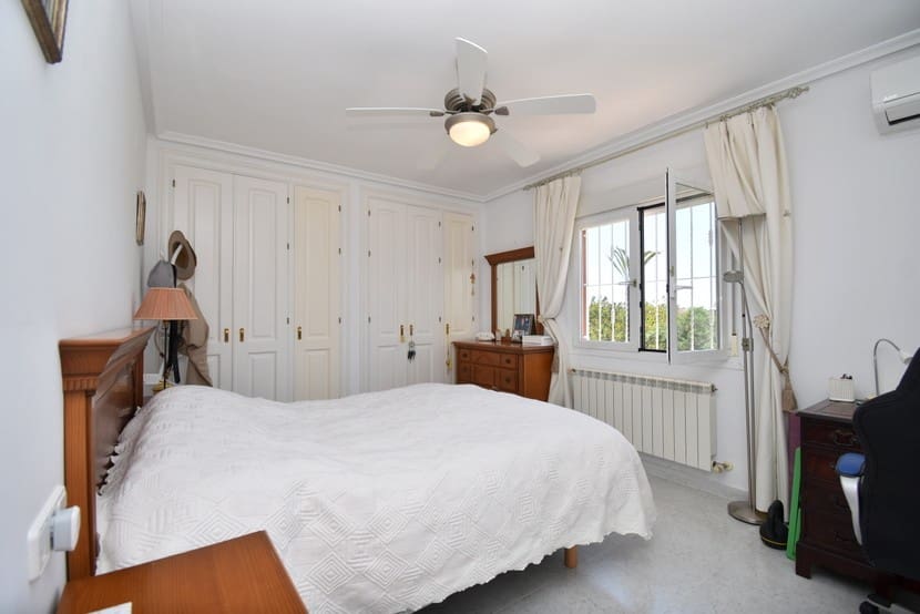 4 slaapkamer Villa te koop in Campoamor met zwembad - € 860.000 (Ref: 9317327)