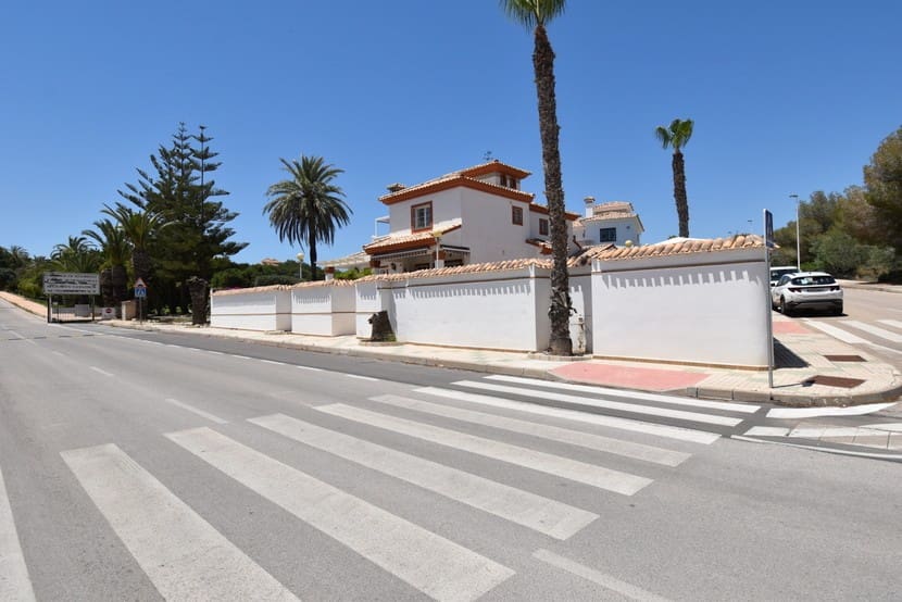 4 slaapkamer Villa te koop in Campoamor met zwembad - € 860.000 (Ref: 9317327)