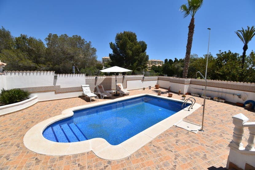 4 slaapkamer Villa te koop in Campoamor met zwembad - € 860.000 (Ref: 9317327)