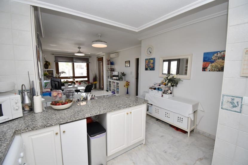 Apartamento de 2 habitaciones en Villamartin en venta con piscina - 179.999 € (Ref: 9317330)