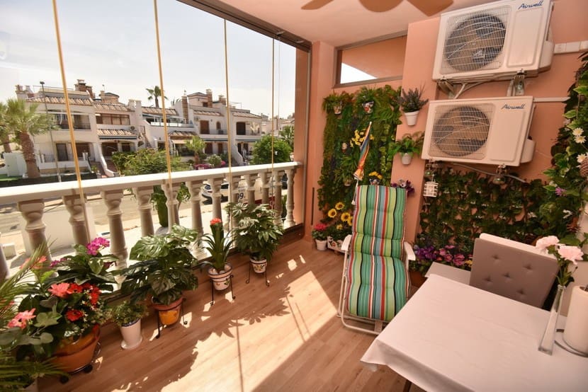 Apartamento de 2 habitaciones en Villamartin en venta con piscina - 179.999 € (Ref: 9317330)
