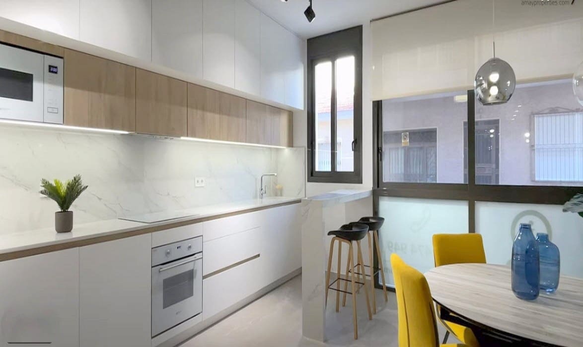 2 bedroom Apartment for sale in Torrevieja with pool - € 300,000 (Ref: 9321589)