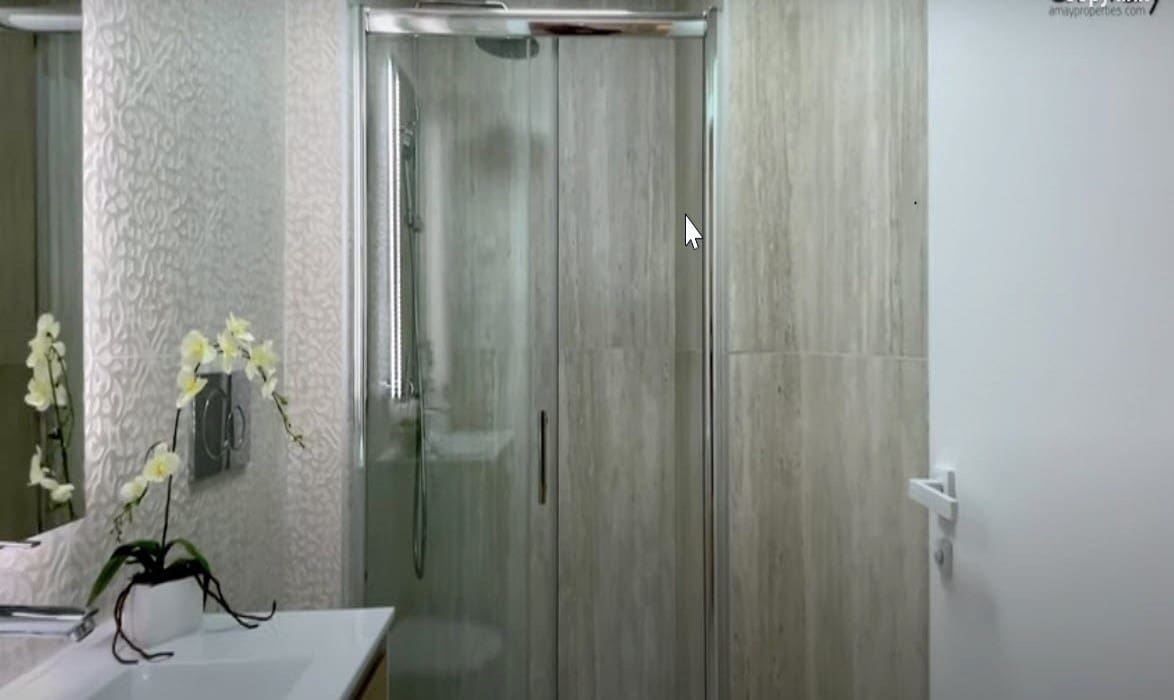 2 bedroom Apartment for sale in Torrevieja with pool - € 300,000 (Ref: 9321589)