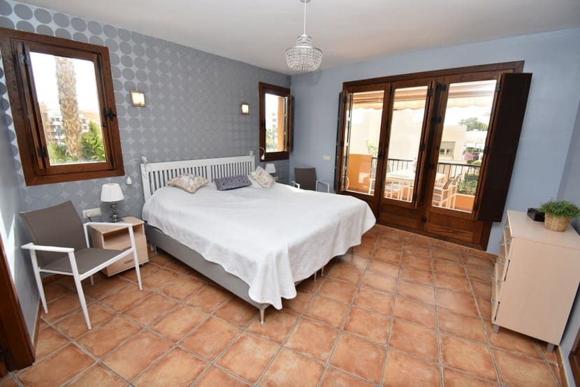 2 slaapkamer Appartement te koop in Punta Prima met zwembad - € 299.995 (Ref: 9321591)