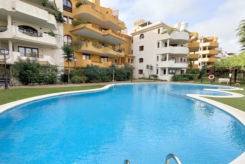 2 slaapkamer Appartement te koop in Punta Prima met zwembad - € 299.995 (Ref: 9321591)