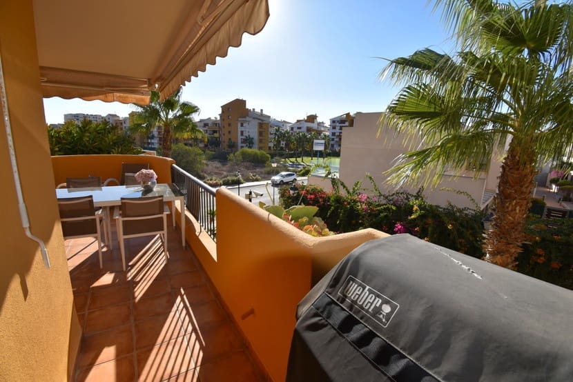 2 slaapkamer Appartement te koop in Punta Prima met zwembad - € 299.995 (Ref: 9321591)