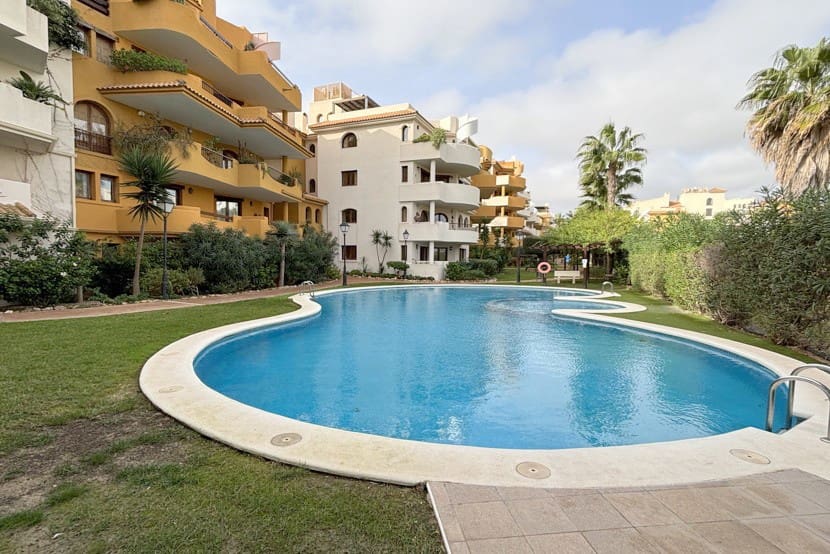 2 slaapkamer Appartement te koop in Punta Prima met zwembad - € 299.995 (Ref: 9321591)