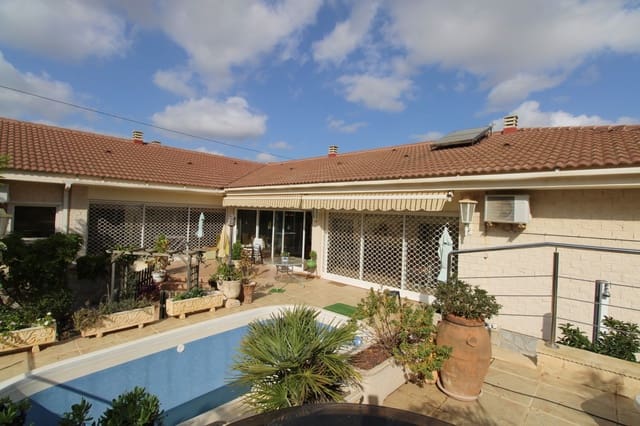 5 makuuhuone Huvila myytävänä paikassa Campoamor, Orihuela mukana uima-altaan - 700 000 € (Ref: 9341882)