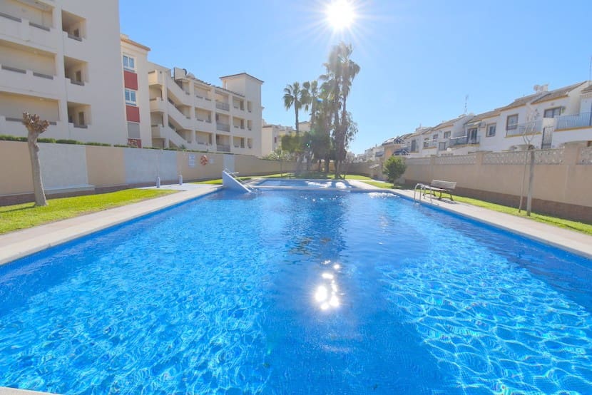 3 quarto Moradia para venda em Playa Flamenca com piscina - 299 999 € (Ref: 9344418)