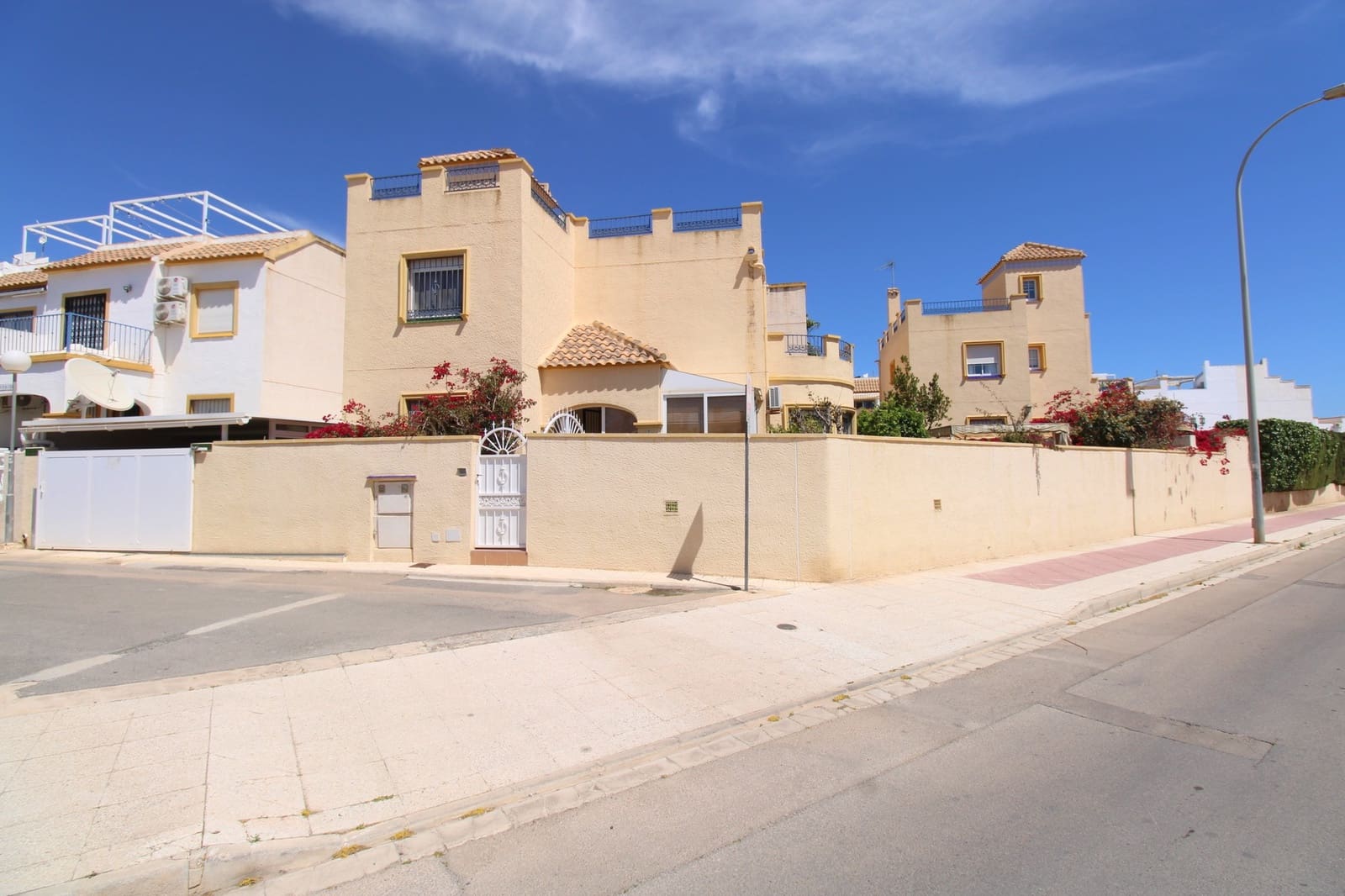 3 quarto Moradia para venda em Playa Flamenca com piscina - 299 999 € (Ref: 9344418)