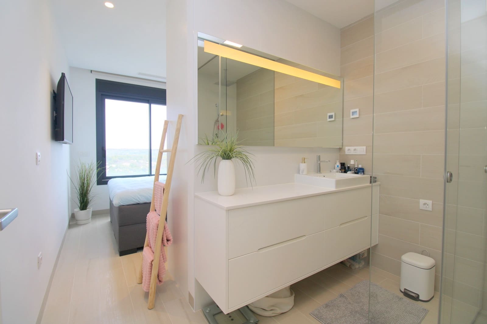 Apartamento de 2 habitaciones en Las Colinas Golf en venta con piscina - 369.000 € (Ref: 9344425)