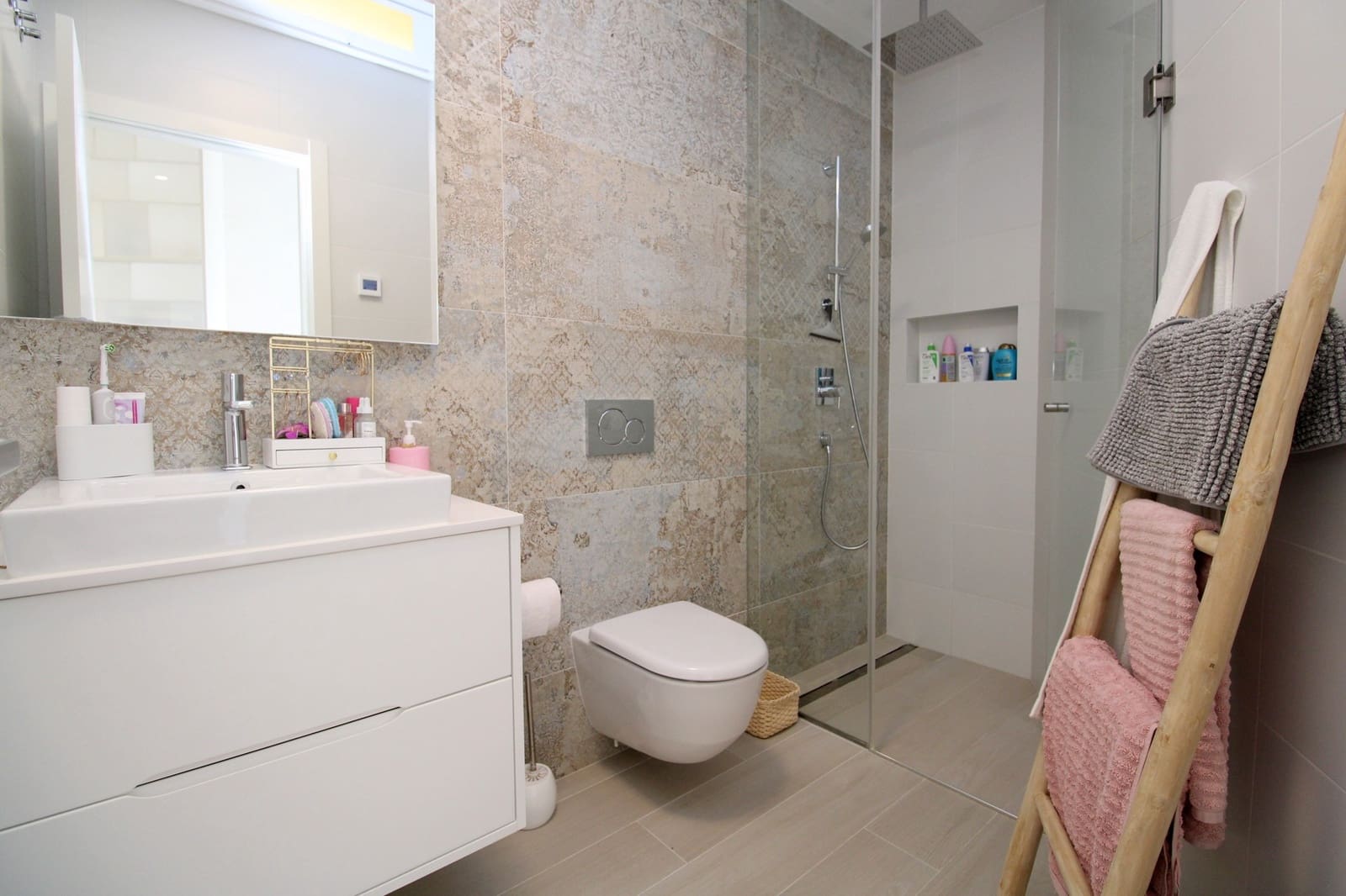 Apartamento de 2 habitaciones en Las Colinas Golf en venta con piscina - 369.000 € (Ref: 9344425)