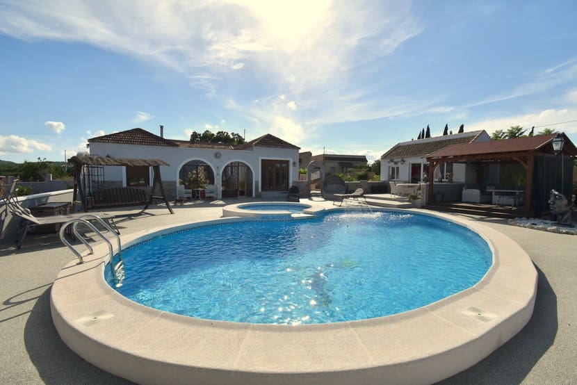 Chalet de 5 habitaciones en Jacarilla en venta con piscina - 595.000 € (Ref: 9367031)
