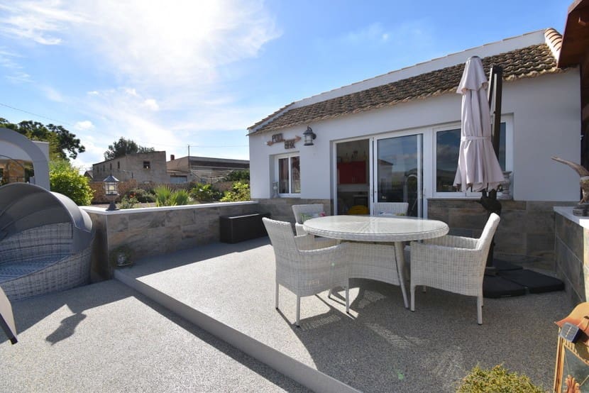 Chalet de 5 habitaciones en Jacarilla en venta con piscina - 595.000 € (Ref: 9367031)