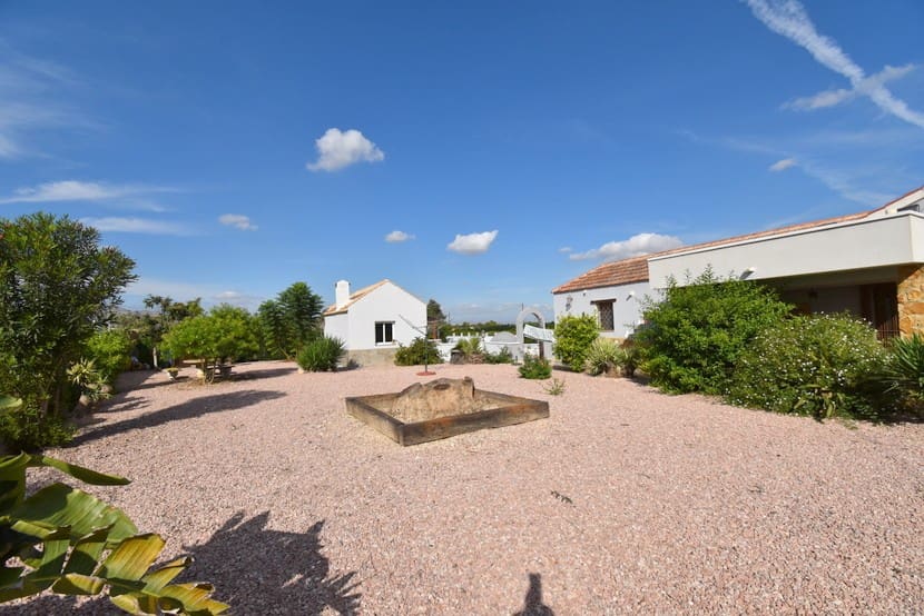 Chalet de 5 habitaciones en Jacarilla en venta con piscina - 595.000 € (Ref: 9367031)