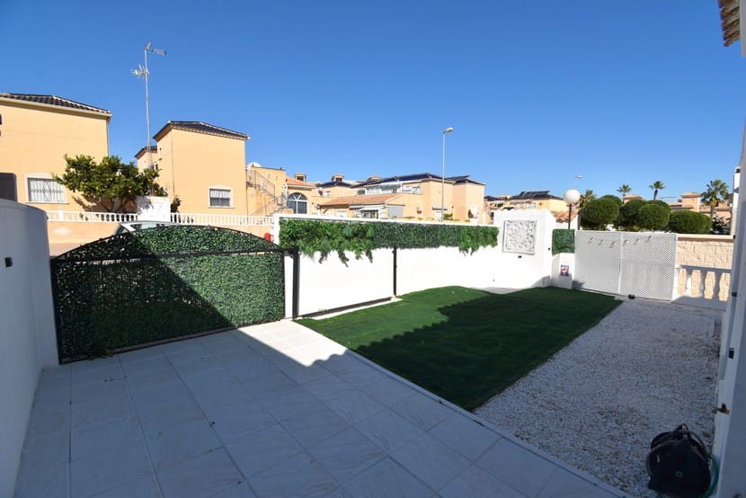 2 slaapkamer Huis te koop in Punta Prima met zwembad - € 219.999 (Ref: 9367035)