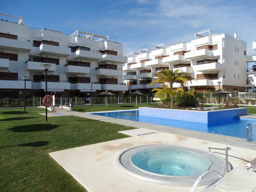 2 soverom Leilighet til salgs i Cabo Roig med svømmebasseng - € 229 950 (Ref: 9367036)