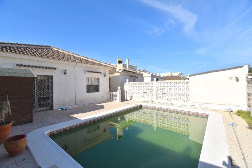 3 slaapkamer Villa te koop in La Siesta met zwembad - € 225.000 (Ref: 9385185)