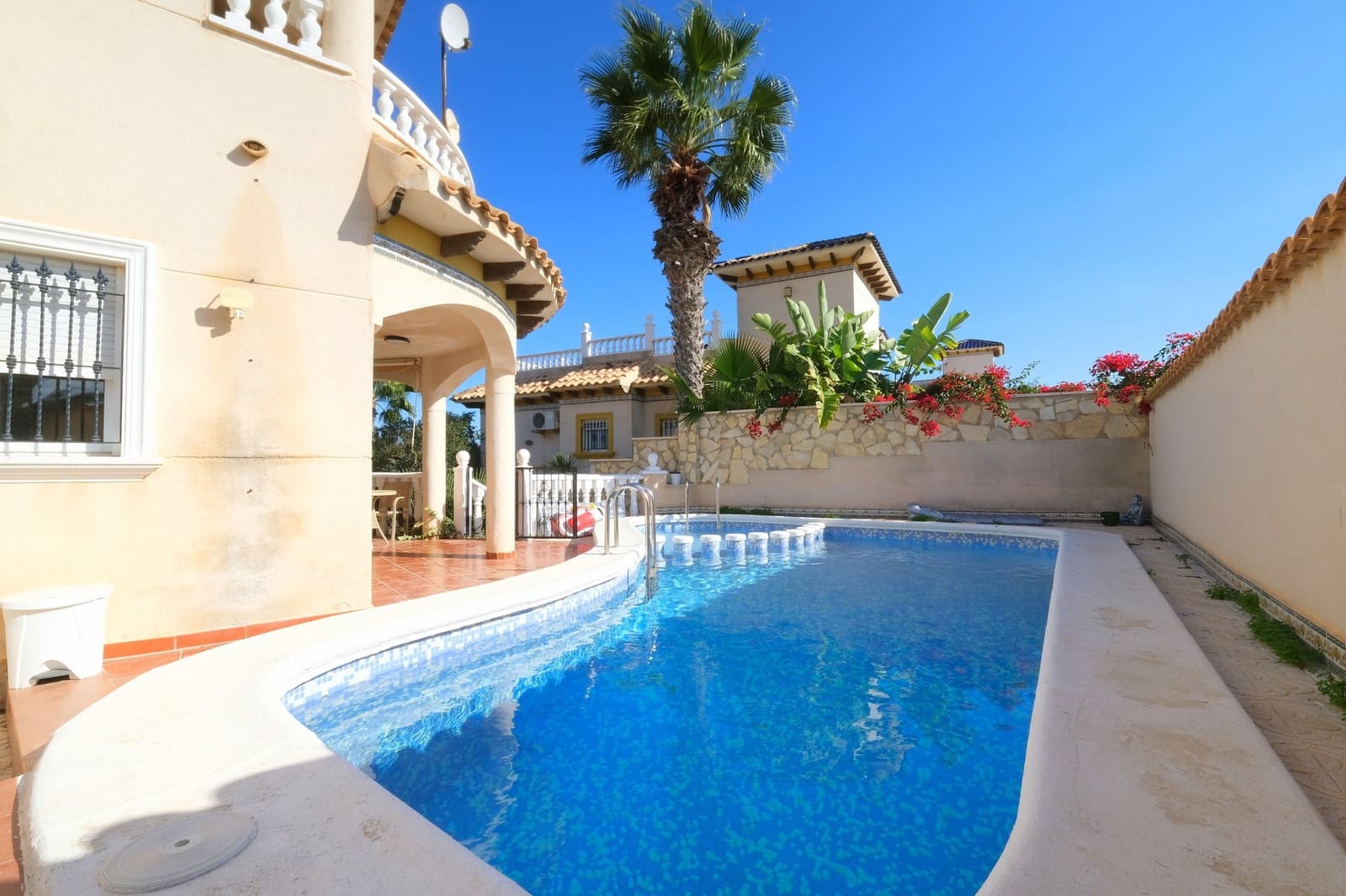 3 slaapkamer Villa te koop in Playa Flamenca met zwembad - € 385.000 (Ref: 9402970)