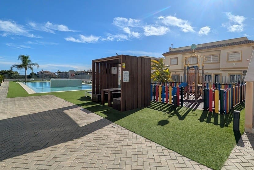 2 slaapkamer Appartement te koop in Playa Flamenca met zwembad - € 239.999 (Ref: 9402972)