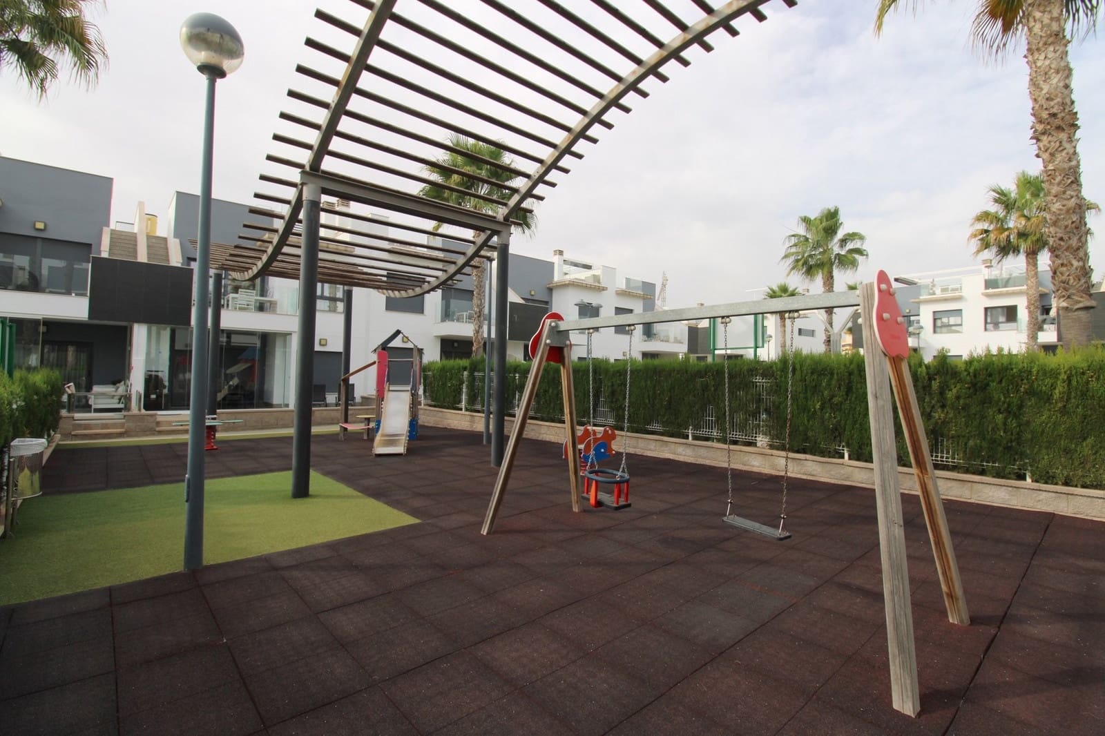 Ático de 2 habitaciones en Pilar de la Horadada en venta con piscina - 235.000 € (Ref: 9402973)