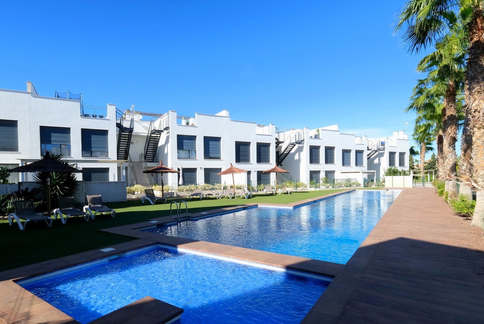 3 slaapkamer Appartement te koop in Punta Prima met zwembad - € 295.000 (Ref: 9415438)