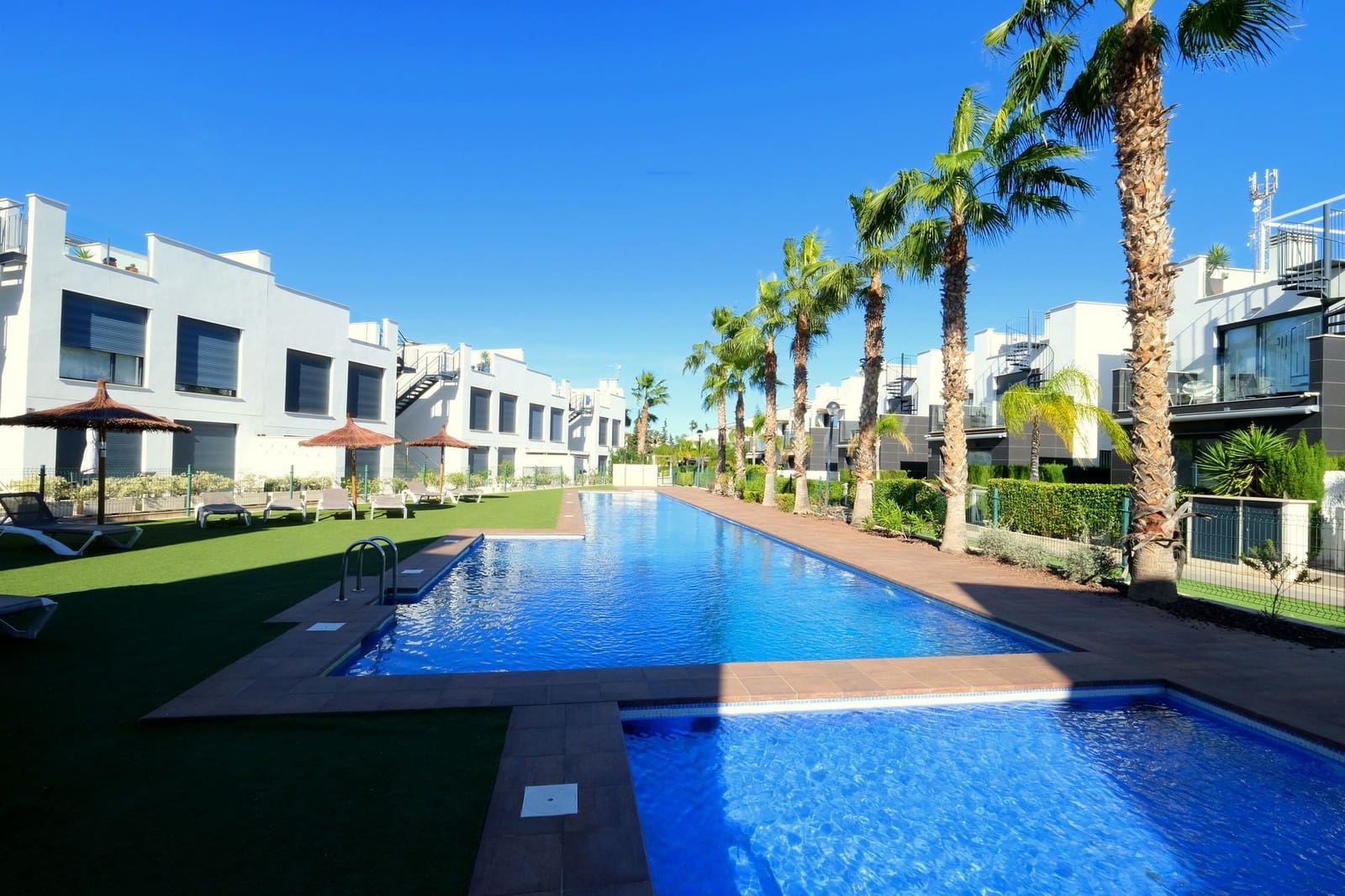 3 slaapkamer Appartement te koop in Punta Prima met zwembad - € 295.000 (Ref: 9415438)