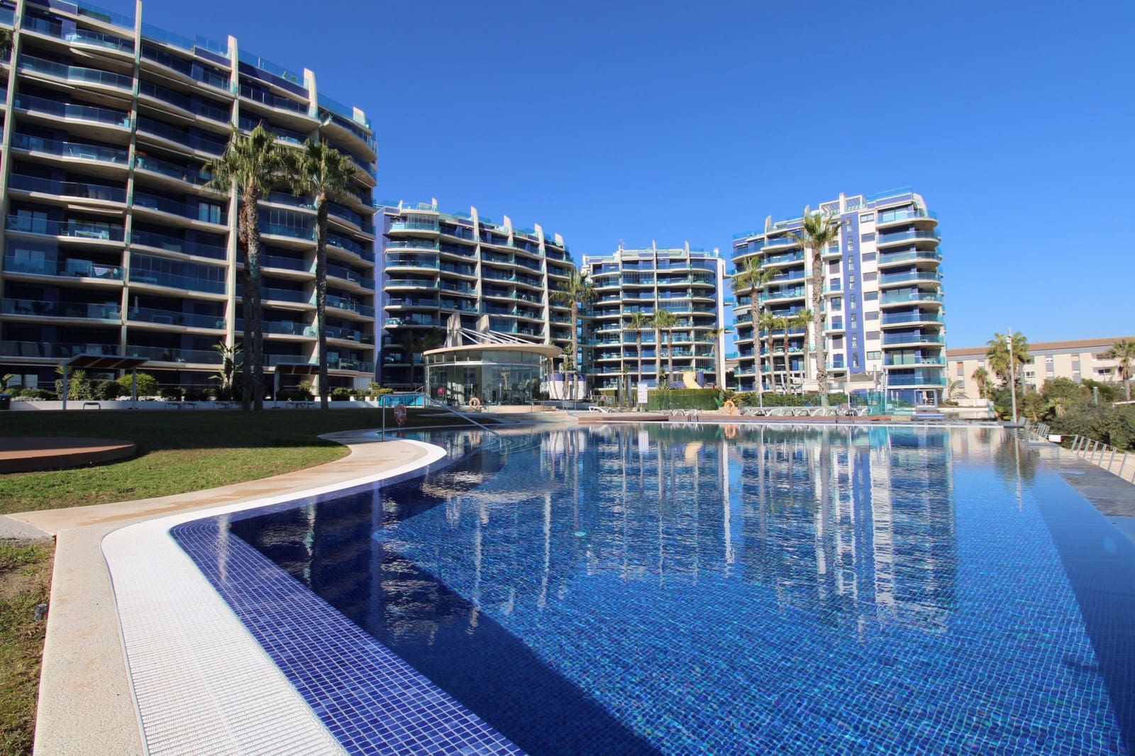 2 slaapkamer Appartement te koop in Punta Prima met zwembad - € 420.000 (Ref: 9439587)