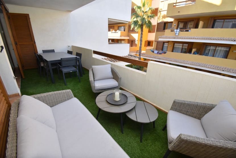 2 slaapkamer Appartement te koop in Punta Prima met zwembad - € 269.999 (Ref: 9448528)