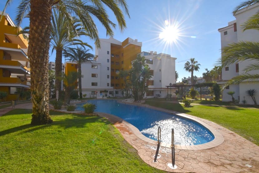 2 slaapkamer Appartement te koop in Punta Prima met zwembad - € 269.999 (Ref: 9448528)