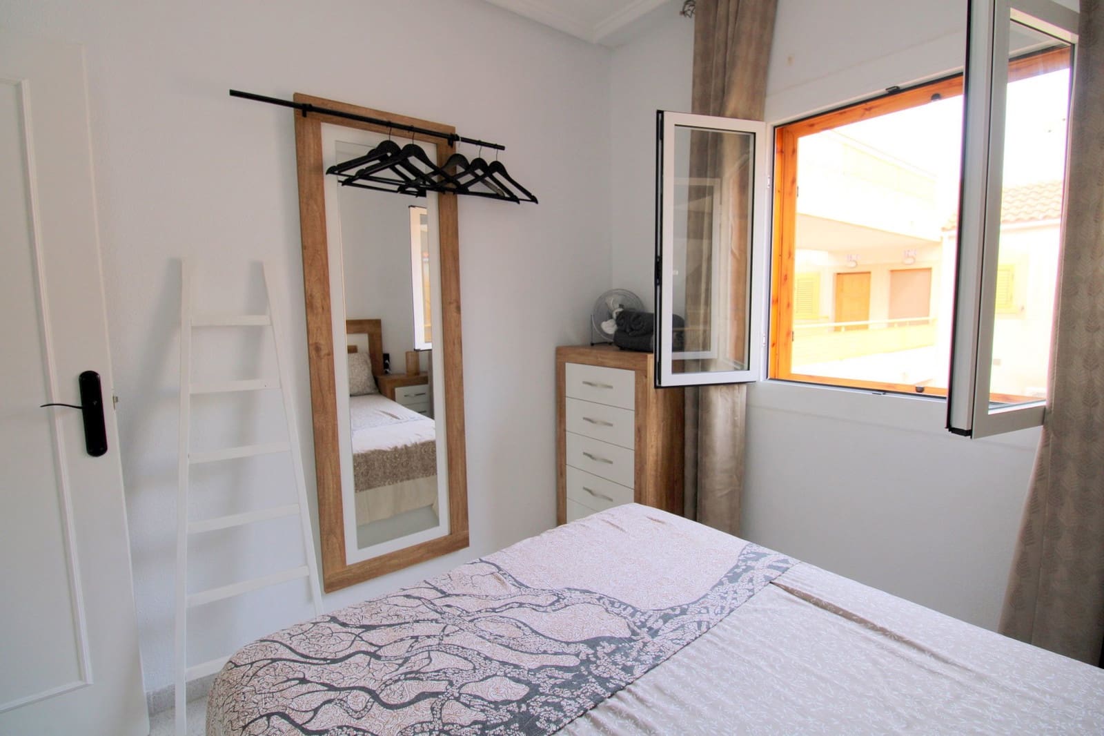 3 bedroom Penthouse for sale in Torrevieja with pool - € 169,999 (Ref: 9472758)